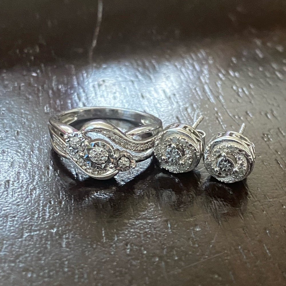 Gorgeous silver and white sapphire set